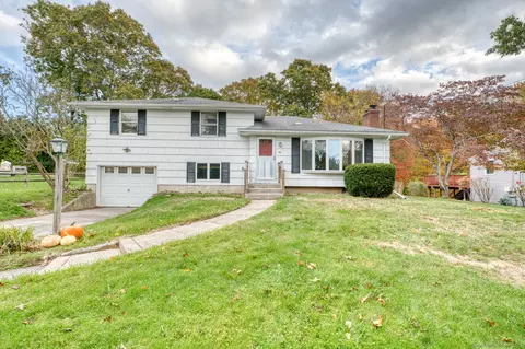 80 Farmstead Ave, Mystic, CT 06355