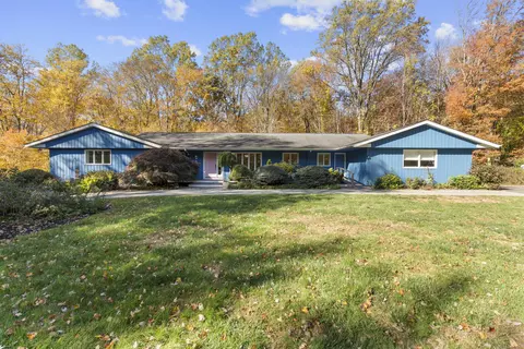 51 Brookwood Dr, Woodbridge, CT 06525