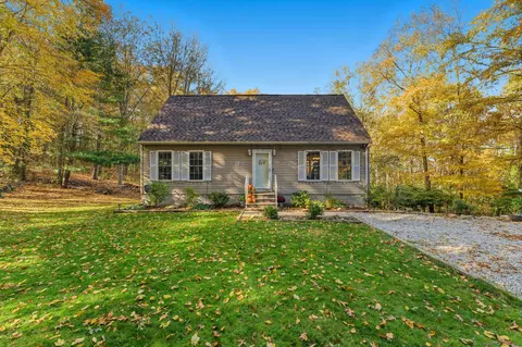 19 Desjardins Dr, Uncasville, CT 06382