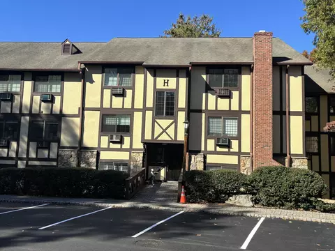 50 Aiken St #305, Norwalk, CT 06851