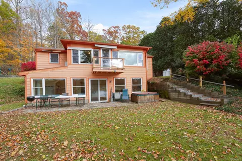 77 Lakeside Dr, Ashford, CT 06278