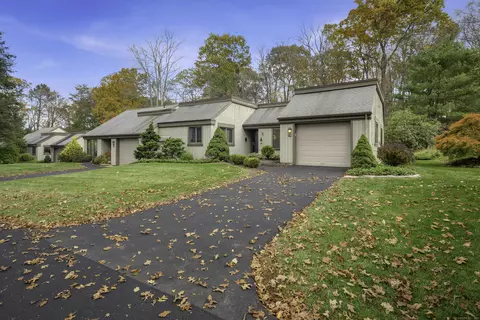 7 Heritage Crst #B, Southbury, CT 06488