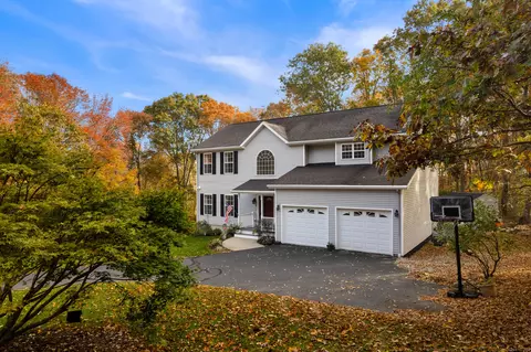 10 Marcia Dr, Uncasville, CT 06382