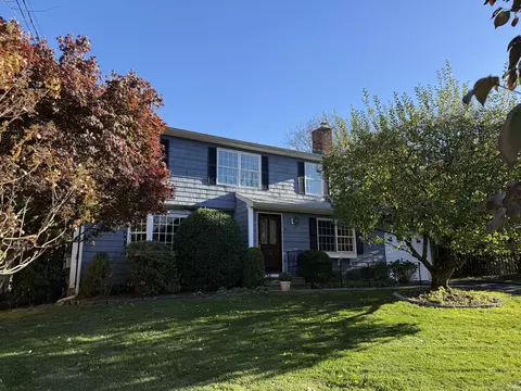 56 Drake Ln, Fairfield, CT 06824