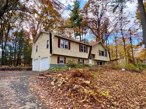 37 Maillet Ln, New Hartford, CT 06057
