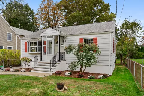 17 Meadow Dr, Cos Cob, CT 06807