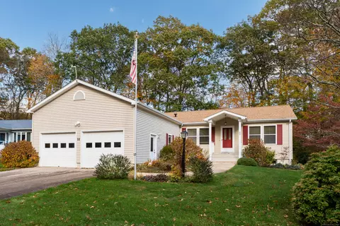 22 Heather Brook Rd, Uncasville, CT 06382