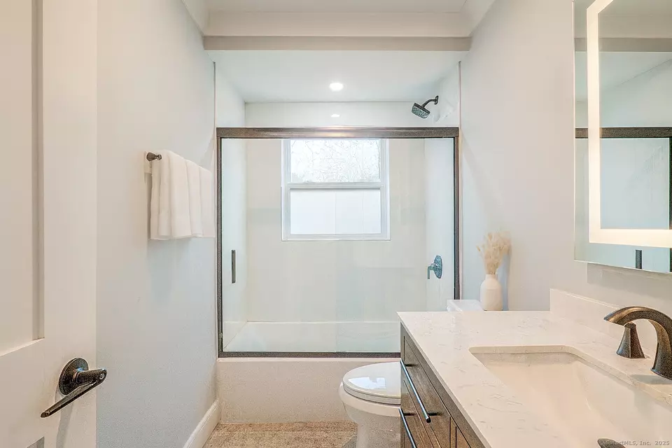 Bath - 2 Evet Dr, New Fairfield, CT 06812 photo 2 of 2