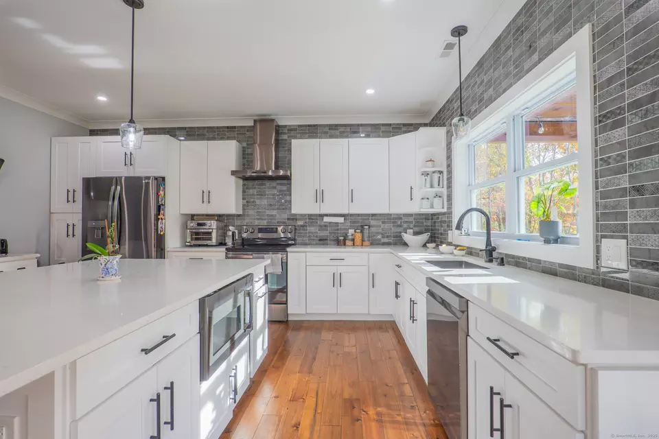 Kitchen - 2 Evet Dr, New Fairfield, CT 06812 photo 3 of 4