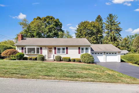14 Oakland Dr, Trumbull, CT 06611