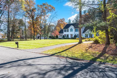 35 Cantlewood Dr, Somers, CT 06071