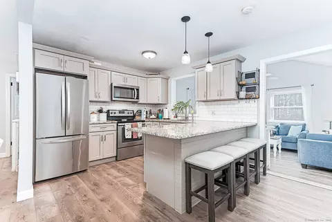 40 Tanglewood Ln, Voluntown, CT 06384