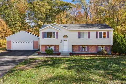 49 Cottonwood Ln, Uncasville, CT 06382