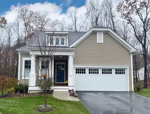 930 Tillinghast Dr #930, Oxford, CT 06478