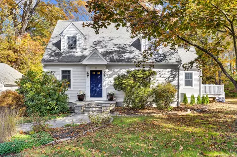 31 Cedarhurst Ln, Milford, CT 06461