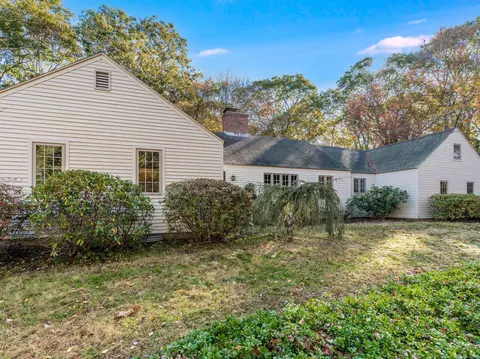 4 Jean Dr, Old Lyme, CT 06371