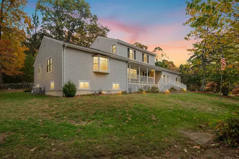 10 Willow St, Oxford, CT 06478