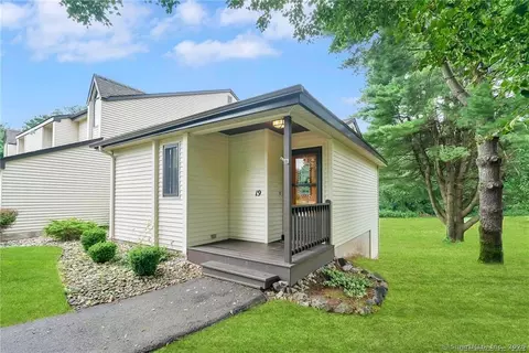 19 Simsbury Lndg #19, Simsbury, CT 06070