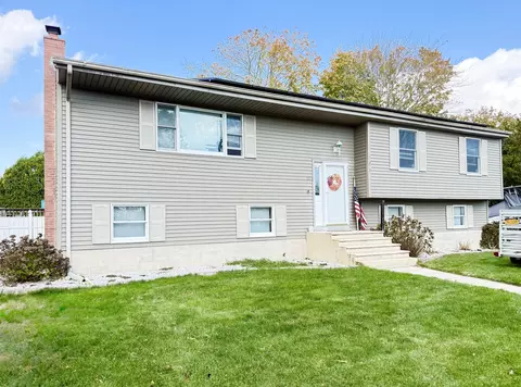 10 Seventh Ave, Waterford, CT 06385