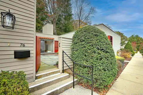 76 Charlton Hill Rd #76, Hamden, CT 06518