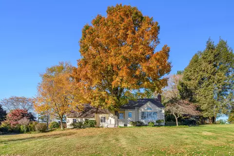 10 Valley View Rd, Newtown, CT 06470