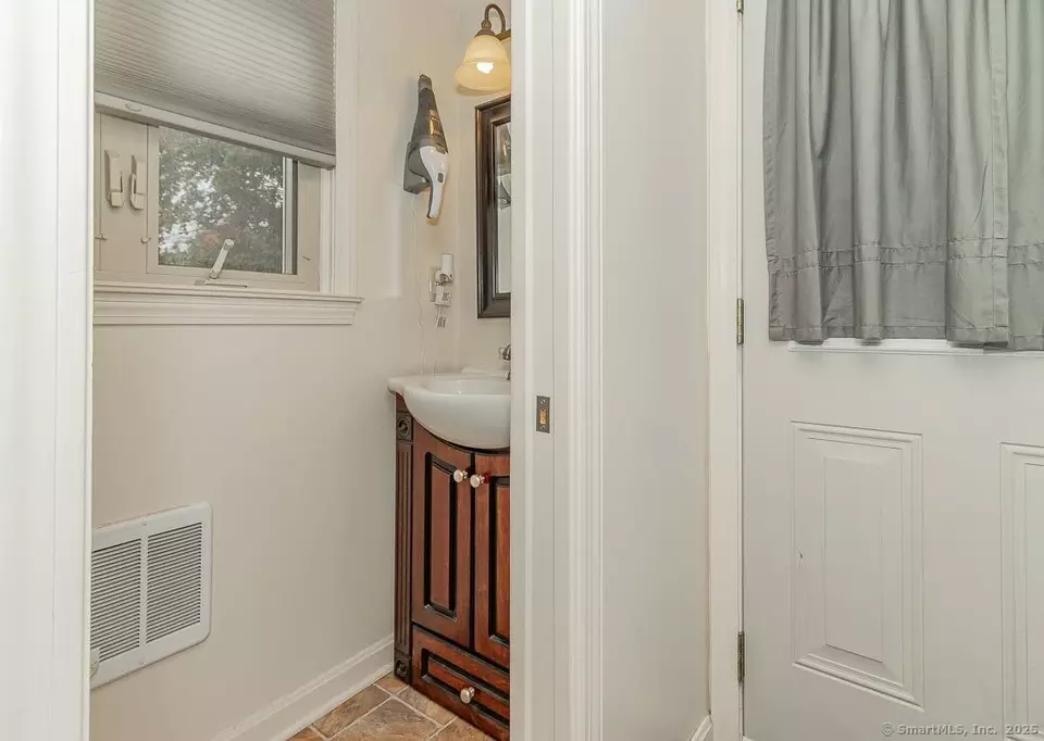 Entry Way - 37 Two Stone Dr, Wethersfield, CT 06109 photo 1 of 2