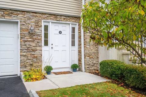 10 Riverview Ct #10, Brookfield, CT 06804