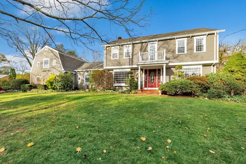 160 Old Coach Ln, Stratford, CT 06614