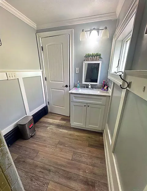 Bath - 112 Lincoln St, New Britain, CT 06052 photo 2 of 3