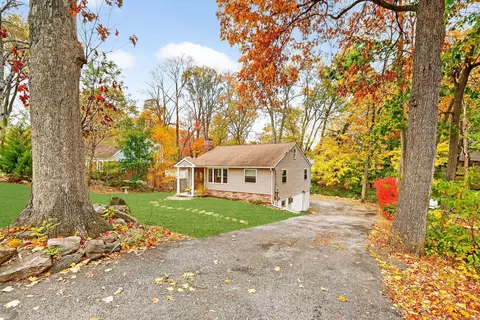 31 Woodridge Dr S, Stamford, CT 06902