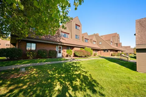 60 Montoya Dr #60, Branford, CT 06405