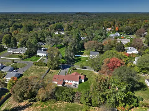 16 Manor Ln, Easton, CT 06612