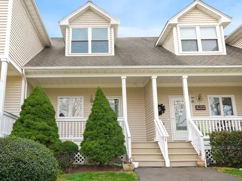 29 Copper Creek Cir #29, Newtown, CT 06470