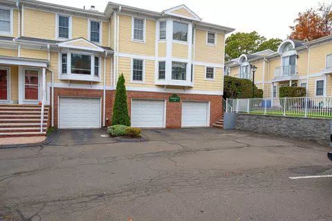 11 Saint John St #D2, North Haven, CT 06473
