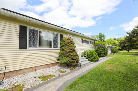12 London Rd, Windsor, CT 06095