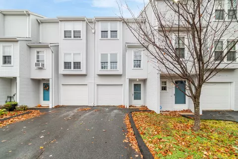 64 Deerwood Ln #10, Waterbury, CT 06704