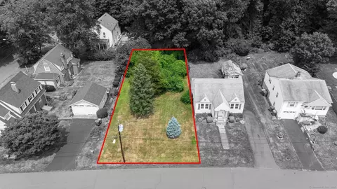 35 Haywood Ln, Hamden, CT 06514