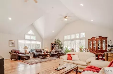 305 Rimmon Rd, Woodbridge, CT 06525