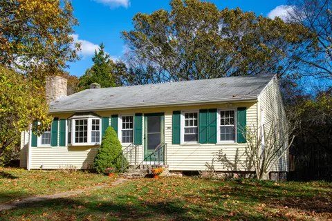 102 Long Hill Rd, Clinton, CT 06413
