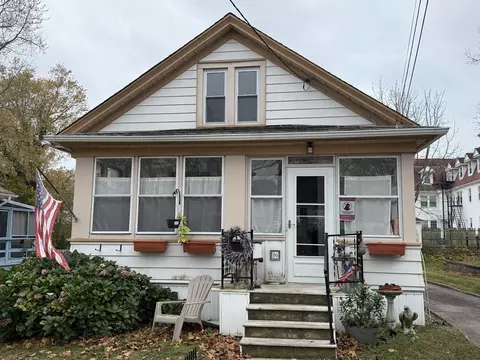 16 Bellevue Pl, New London, CT 06320