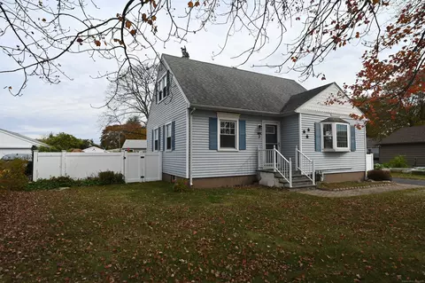 3 Stoddard Rd, East Haven, CT 06512