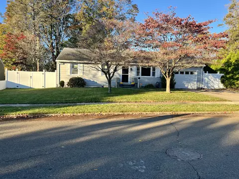 21 Hayes Dr, Milford, CT 06460