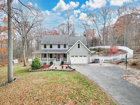 35 Bradley Ln, Sandy Hook, CT 06482
