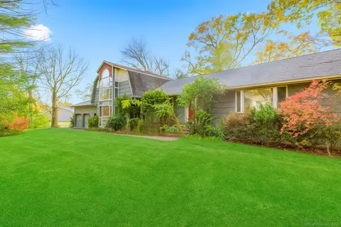 184 Putting Green Rd, Trumbull, CT 06611