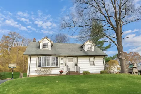 6 Holly Ln, Wallingford, CT 06492