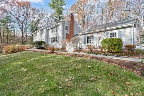 10 Sachems Trl, Simsbury, CT 06092