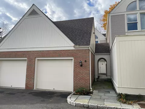 8 Sedgwick Village Ln, Darien, CT 06820