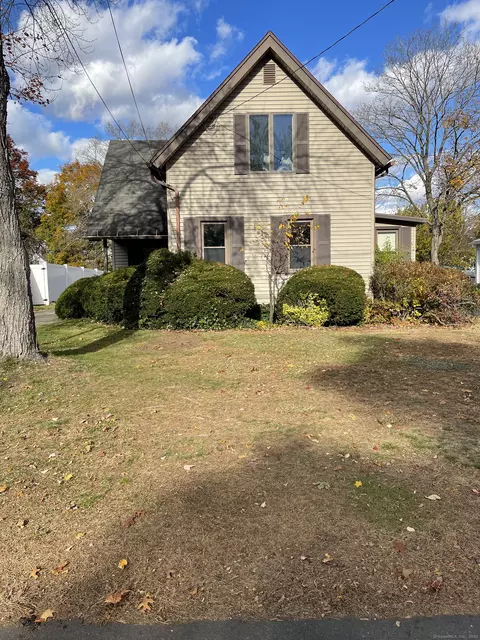 27 School St, Plainville, CT 06062
