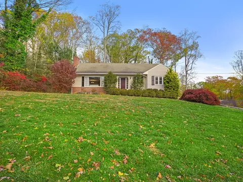 50 Hemlock Trl, Trumbull, CT 06611