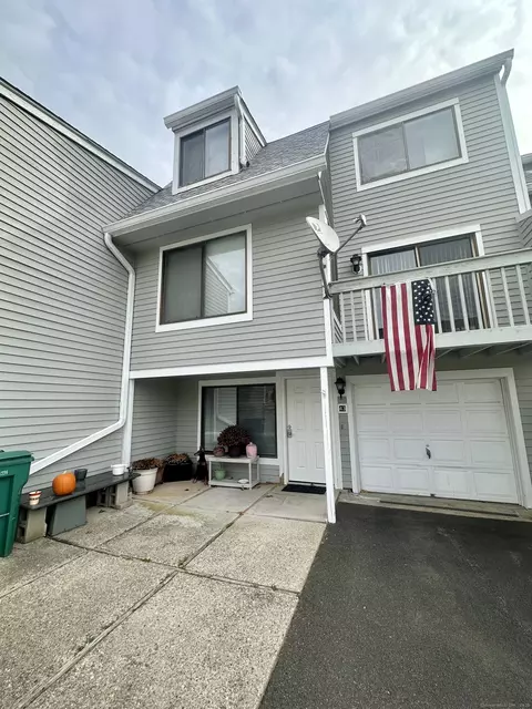 43 Peddlars Dr #43, Branford, CT 06405